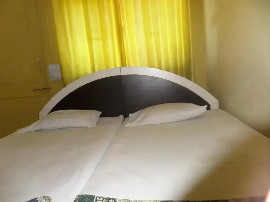 Солапур: Geeta Lodge