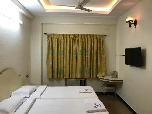 Палаясиварам: AKG Lodge