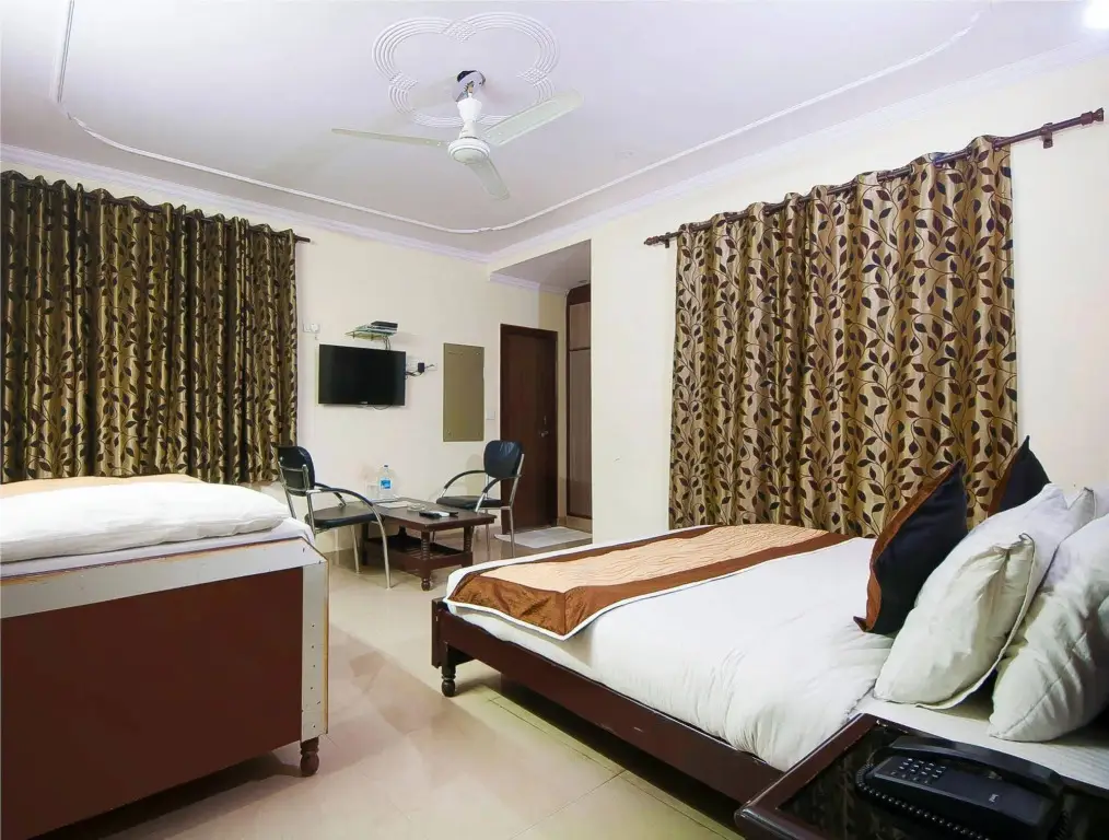 Нью-Дели: Hotel Charan Pahari