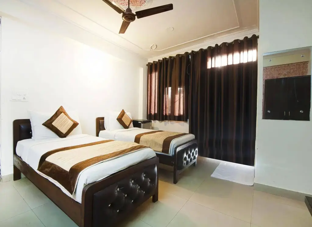 Нью-Дели: Hotel Charan Pahari