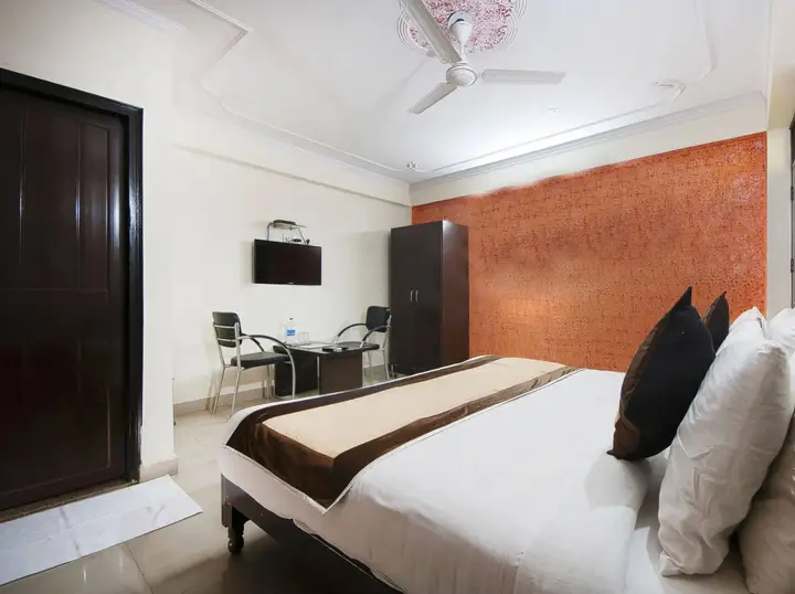 Нью-Дели: Hotel Charan Pahari
