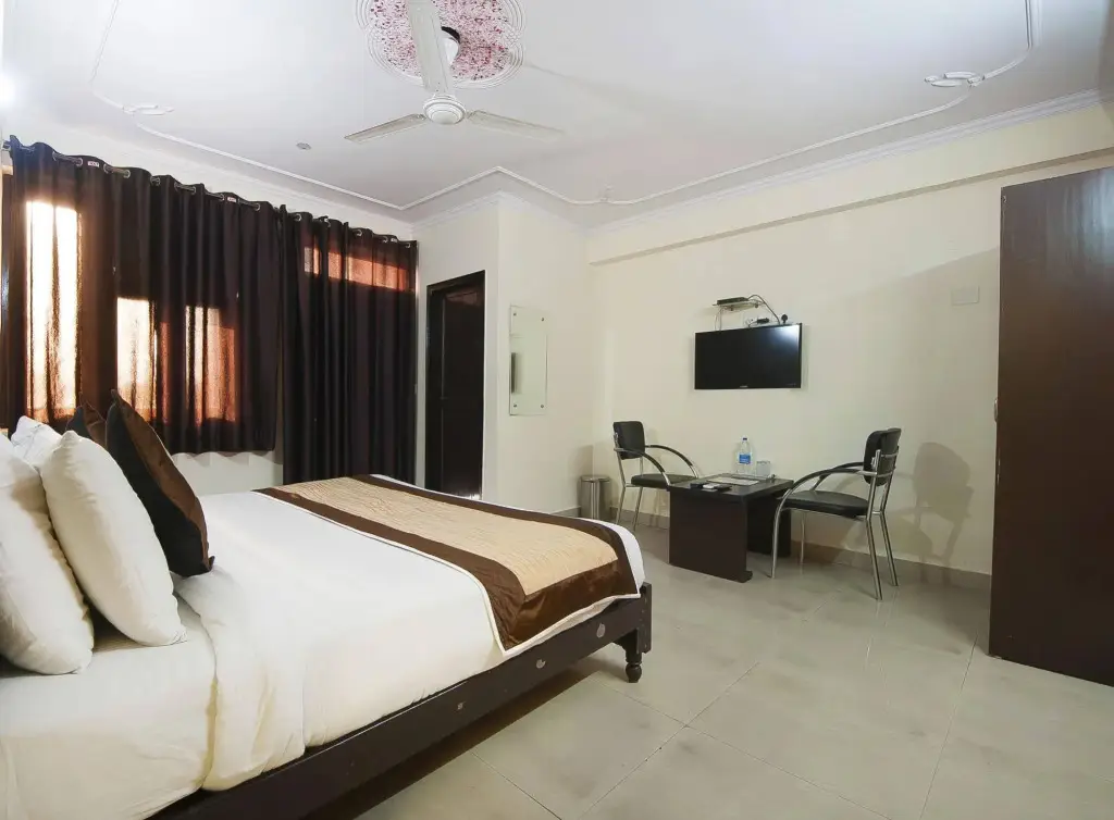 Нью-Дели: Hotel Charan Pahari