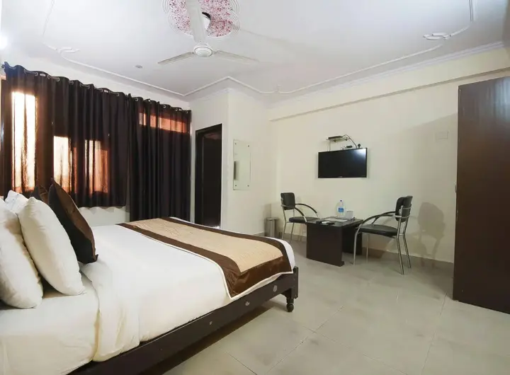 Нью-Дели: Hotel Charan Pahari