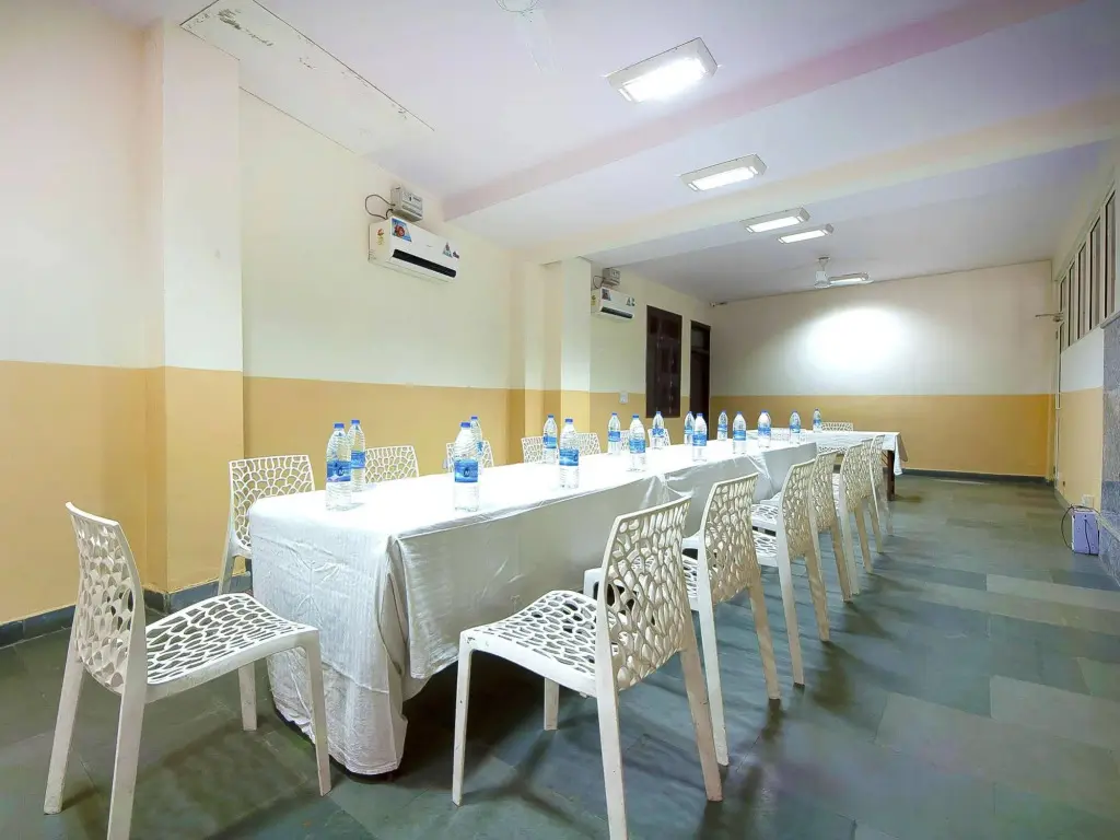 Нью-Дели: Hotel Charan Pahari