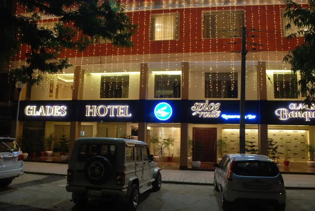 Мохали: Glades Hotel