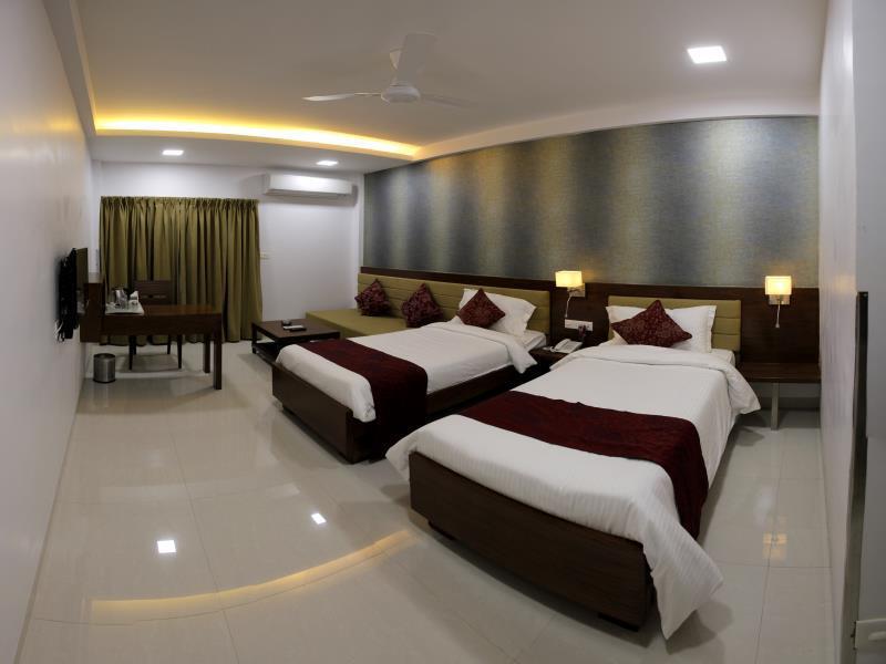 Джална: Hotel Raviraj