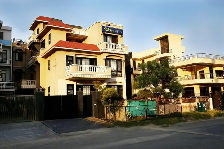 Нойда: FabHotel Exotica Noida Expressway