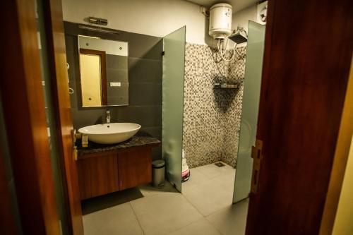 Др. Амбедкар Нагар: Colonels Hotel
