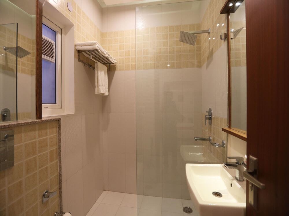 Нойда: FabHotel Zineb