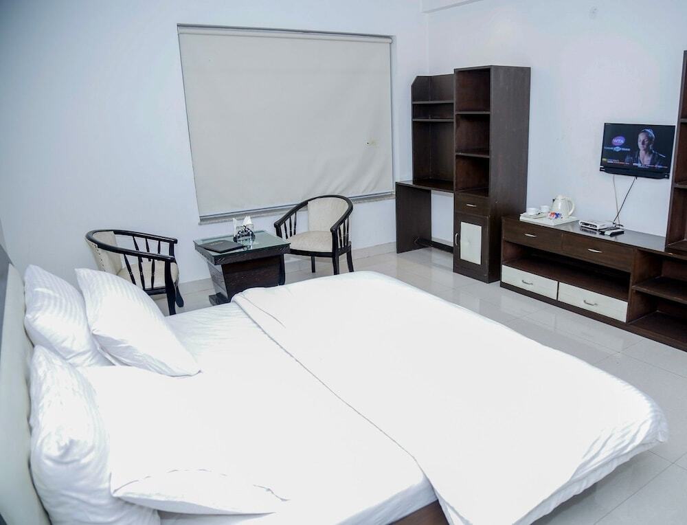 Мога: Kingdom Hotel