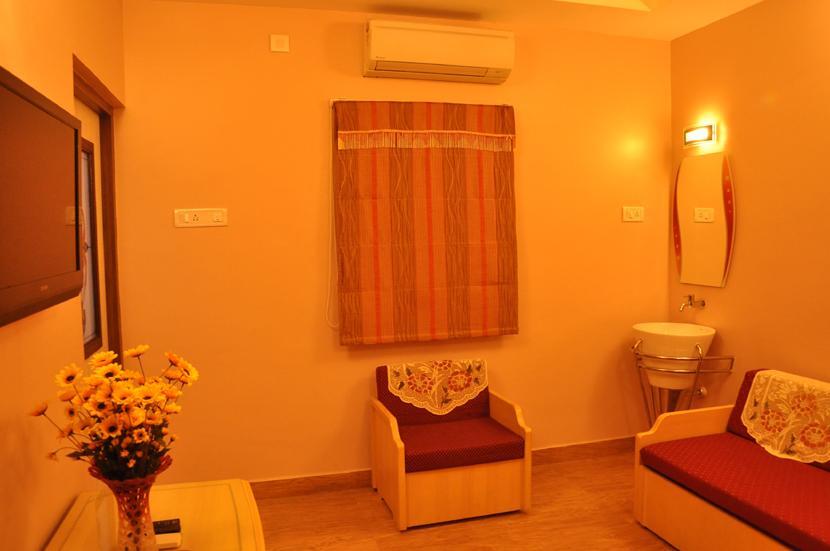 Маниячи: Hotel TVK Regency