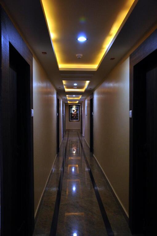 Маниячи: Hotel TVK Regency