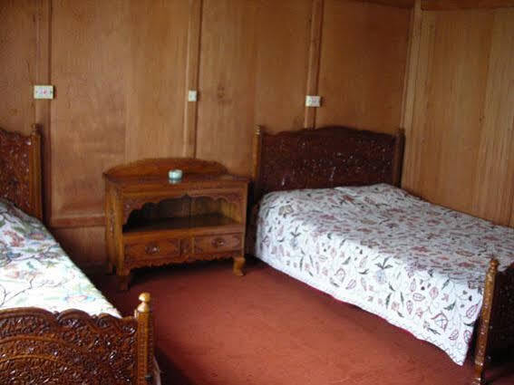 Шринагар: Houseboat Golden Ship