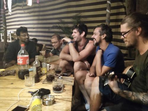 Анджуна: Caterpillar Hostel