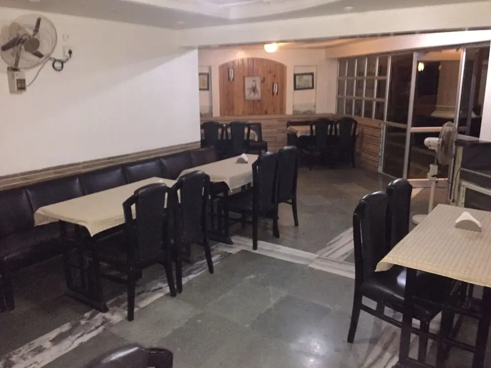 Хандала: Hotel Sheetal