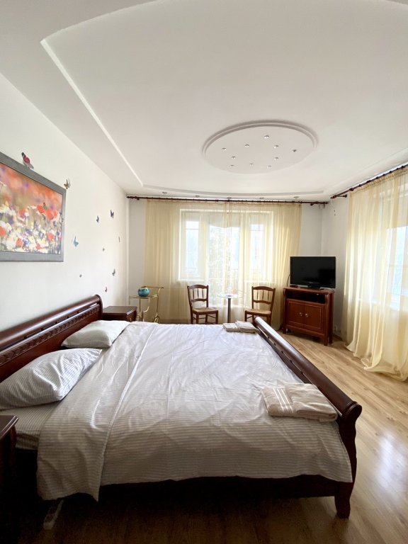 Калининград: Апартаменты Центр. Комната с завтраком возле красивого озера.