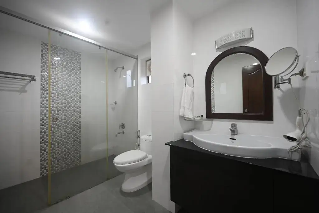 Cheppad: Hotel Bhagavath Gardens