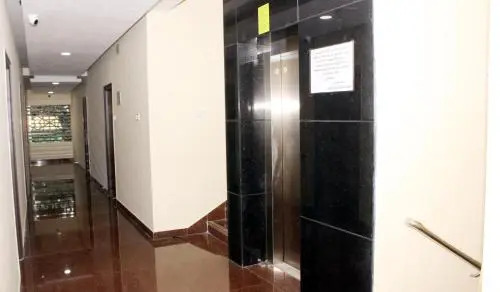 Нагоре: Abirami Residency
