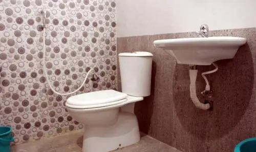 Нагоре: Abirami Residency