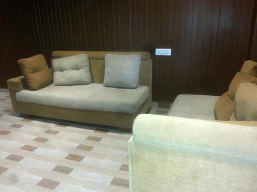 Нерал: Joy Hotel And Banquet Hall