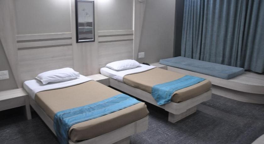 Солапур: Lotus Hotel