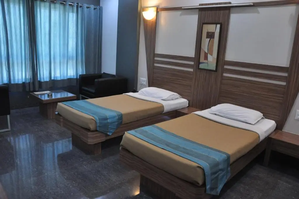 Солапур: Lotus Hotel