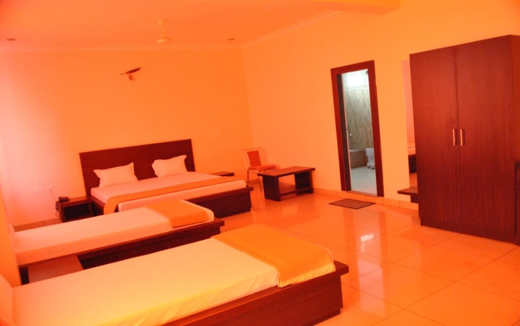 Saket Hotel — фото 1