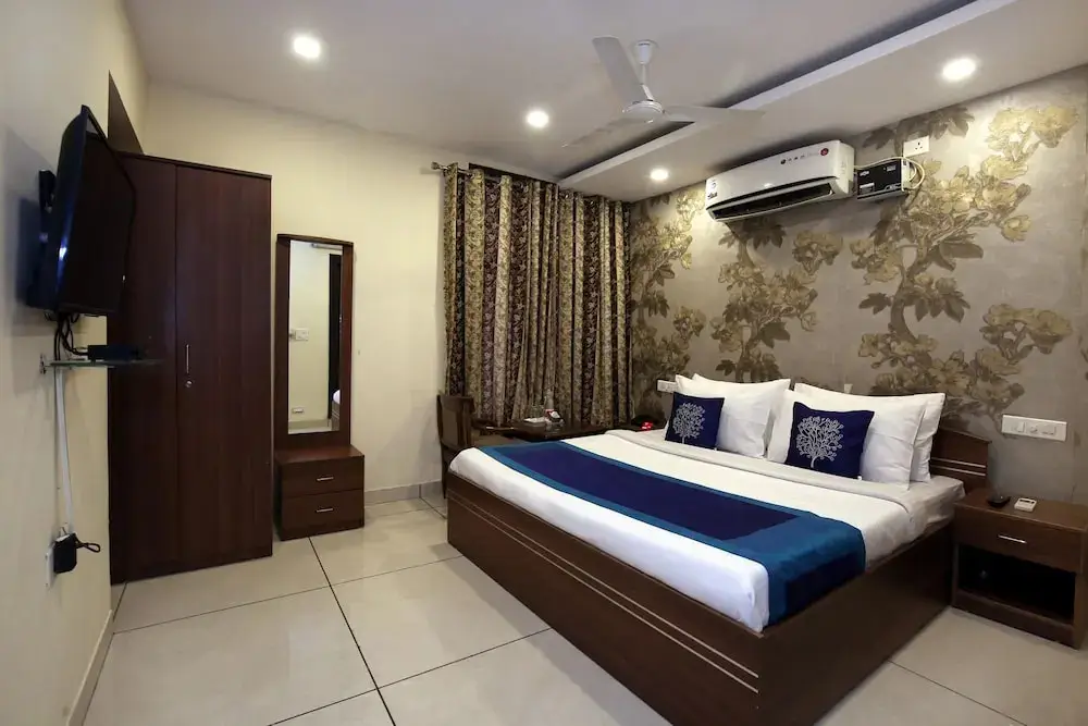 Чандигарх: Hotel Satkar Avenue By OYO Rooms