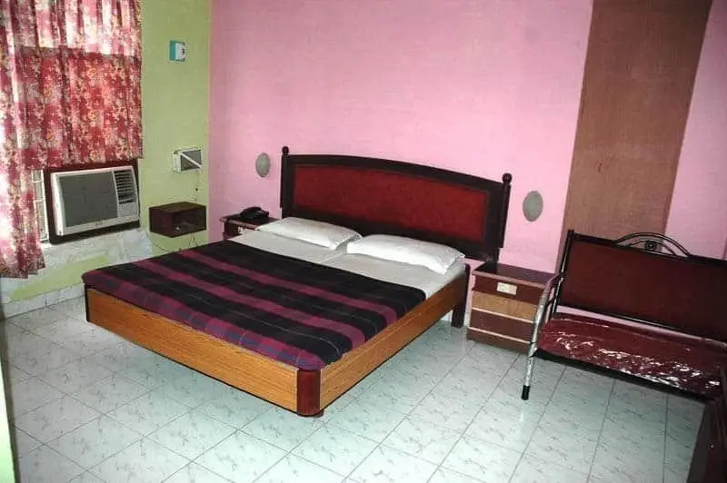 Нагоре: Hotel French Residency