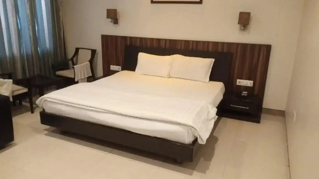Мога: Big Ben Hotel