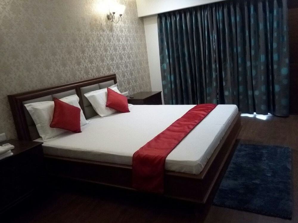 Ним-Ка-Тхана: Antarikash Hotel