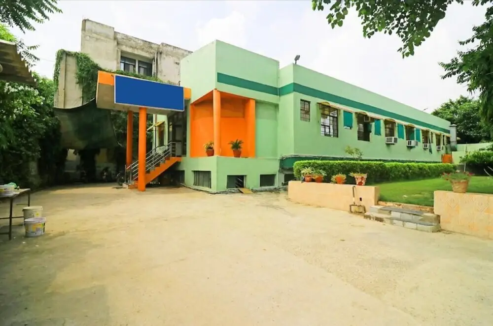 Brlux International Agra by Goroomgo — фото 1