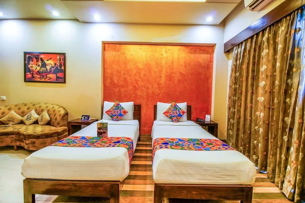 Нойда: FabHotel Tavisha Villa