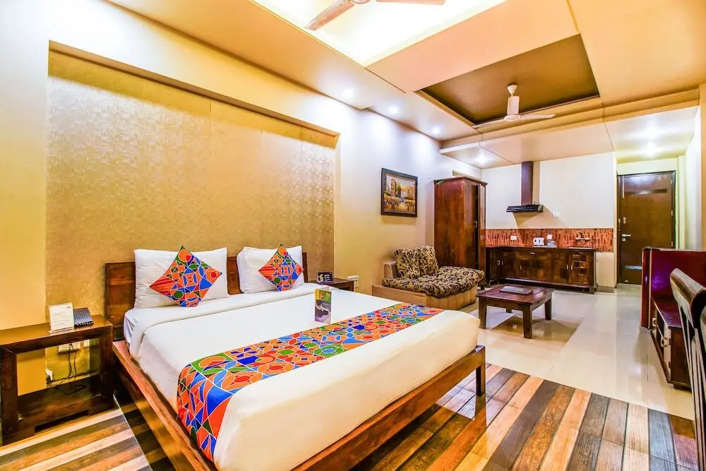 Нойда: FabHotel Tavisha Villa