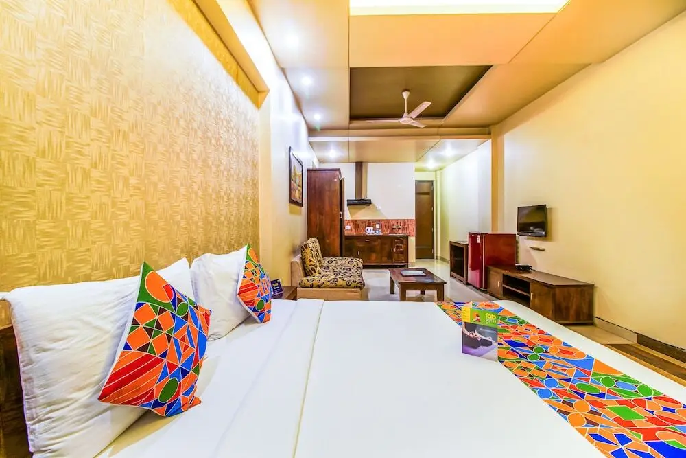 Нойда: FabHotel Tavisha Villa