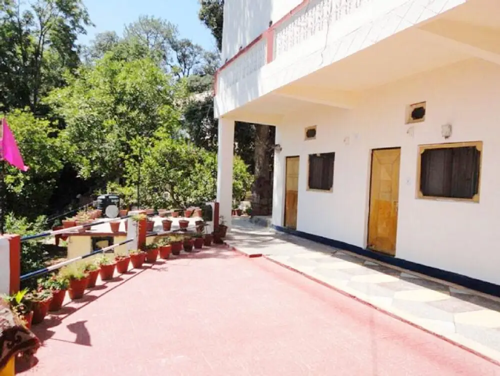Раникхет: Goroomgo Tribhuwan Ranikhet