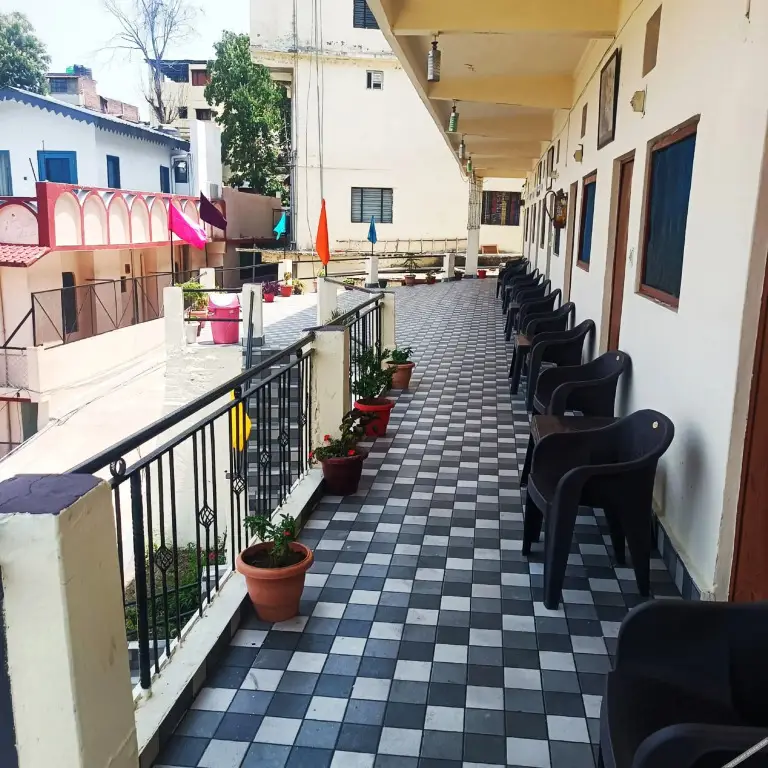 Раникхет: Goroomgo Tribhuwan Ranikhet