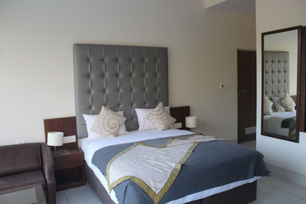 Кангра: Manuni Inn - Riverside Hotel