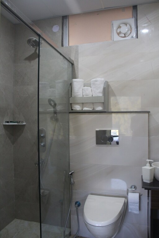 Кангра: Manuni Inn - Riverside Hotel