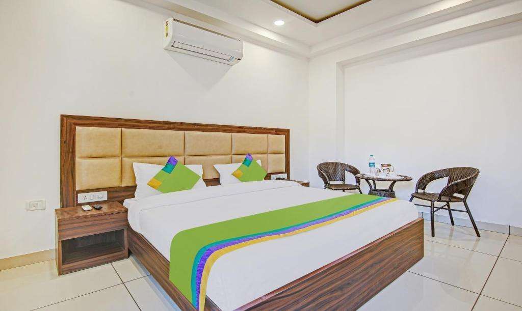 Нойда: Treebo Aviraj Inn