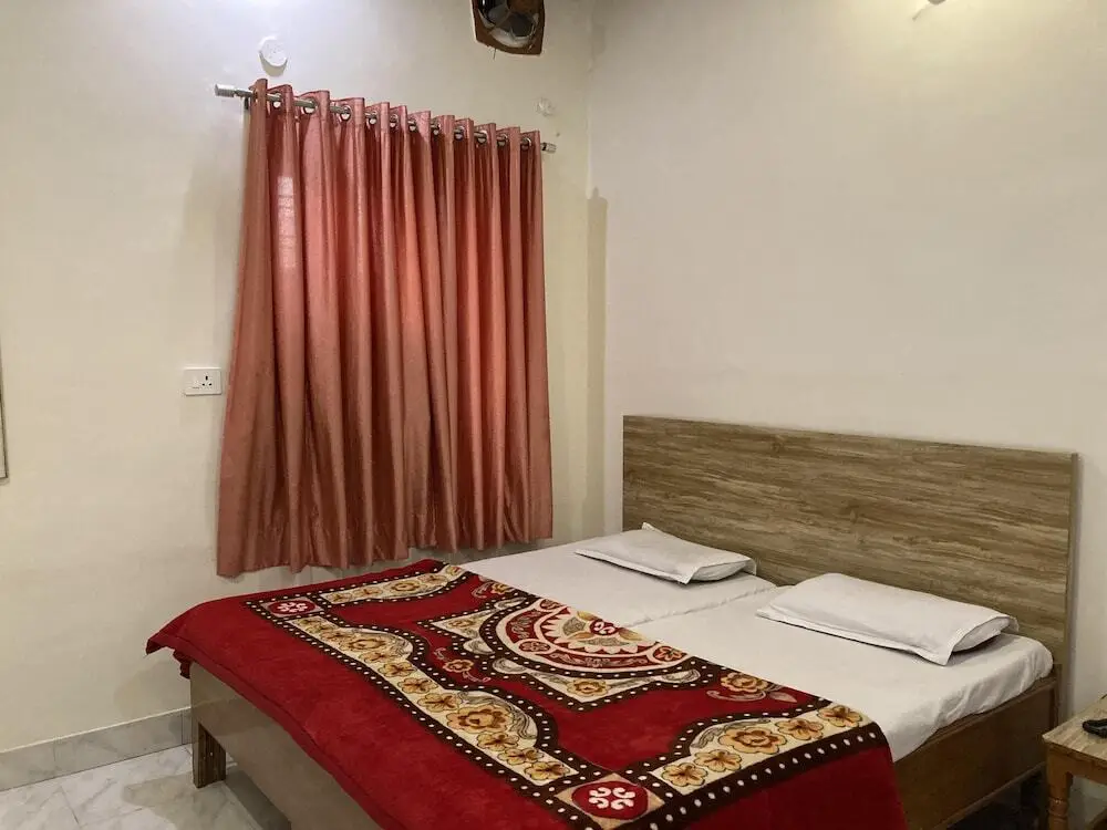 Алвар: Hotel Natraj