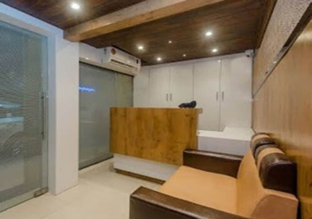 Мумбаи: Hotel Sai Suites Dadar