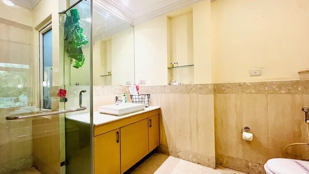 Гуруграм: BluO 1BHK - DLF Galleria | BathTub, Balcony, Suite