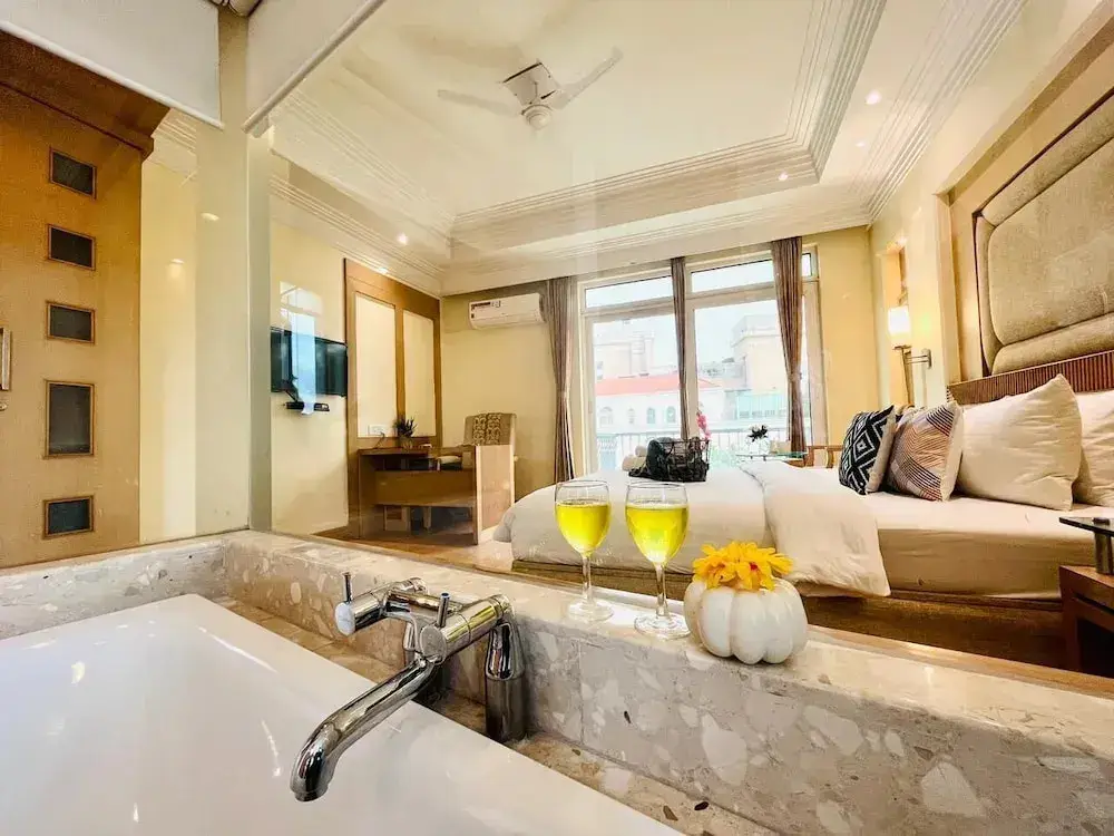 Гуруграм: BluO 1BHK - DLF Galleria | BathTub, Balcony, Suite