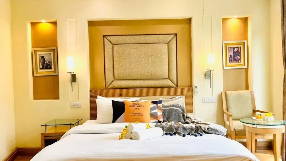 Гуруграм: BluO 3BHK - DLF Galleria | BathTub, Balcony