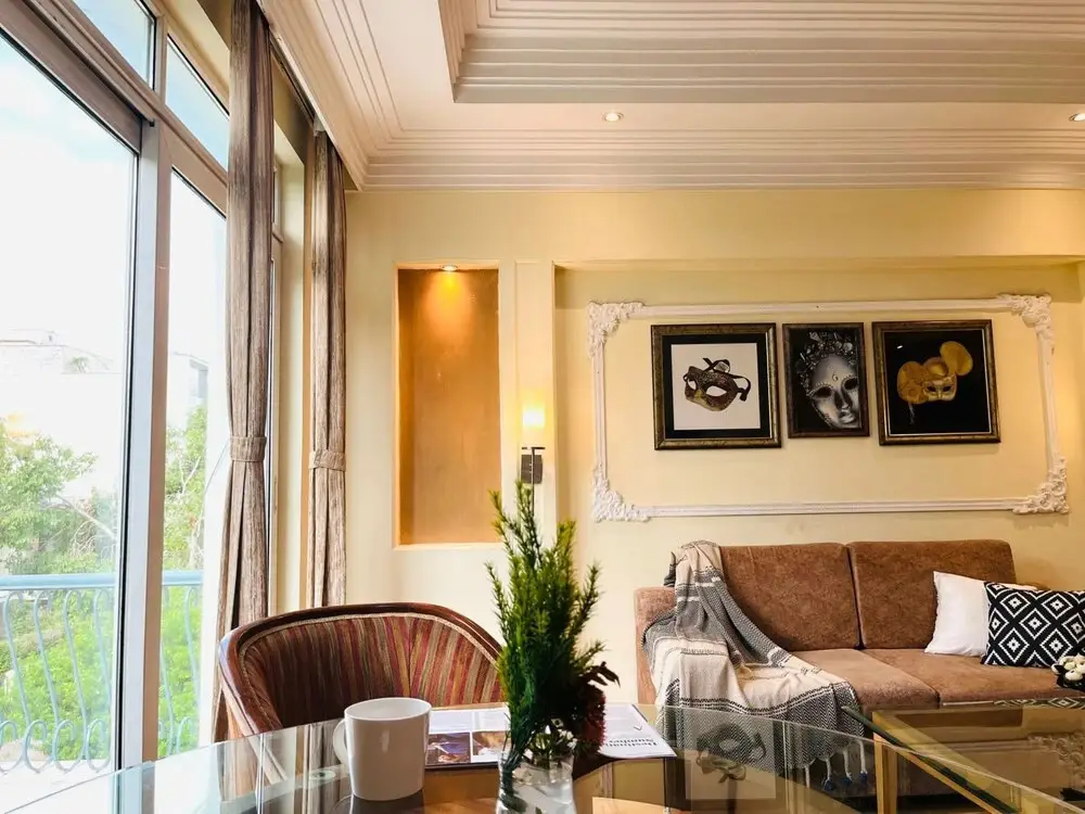 Гуруграм: BluO 3BHK - DLF Galleria | BathTub, Balcony