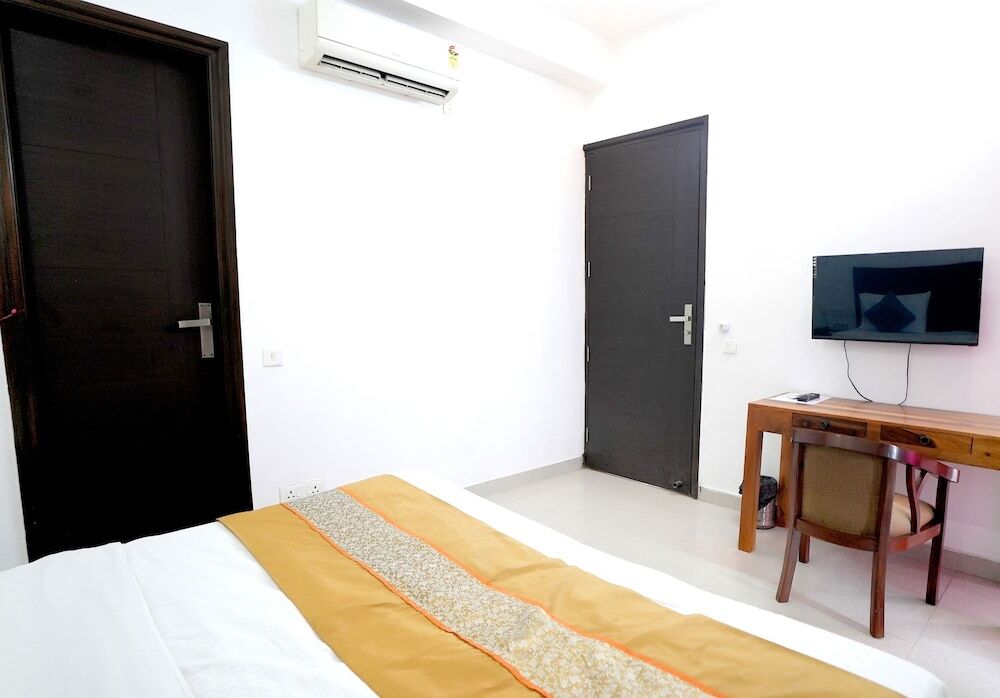 Нойда: Gupta Residency Near Noida Sector 50 Metro Station