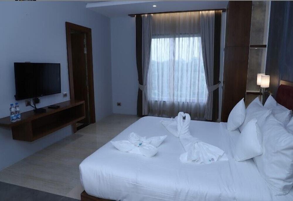 Гвалиор: The Royal Class Hotel
