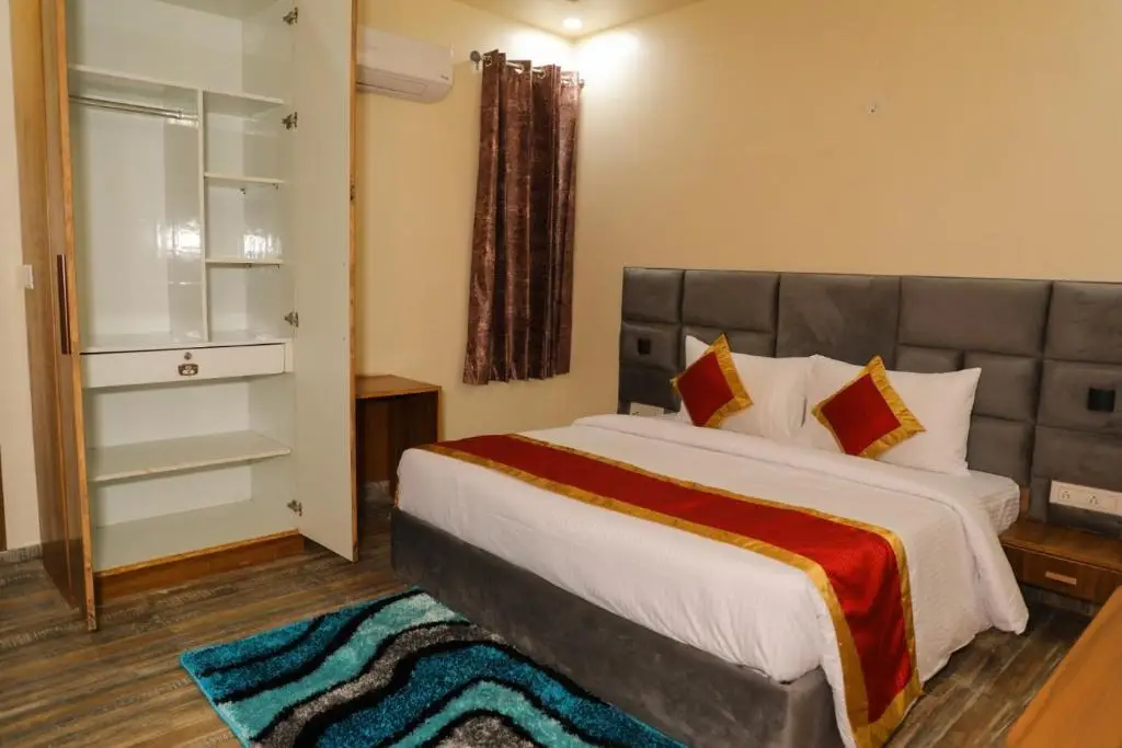 Нойда: Sarla Hotel Inn