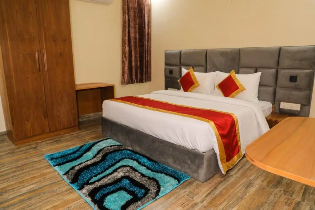 Нойда: Sarla Hotel Inn